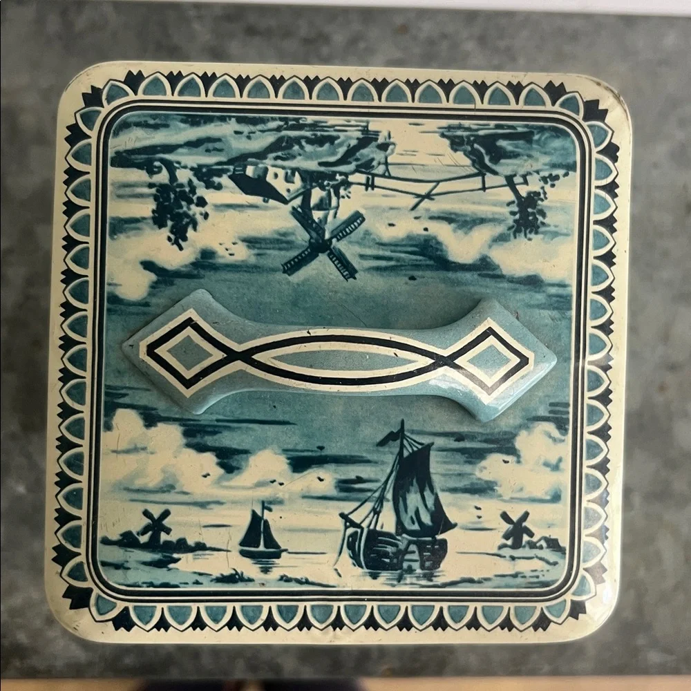 Delft Style Vintage Tin - Picture 2 of 6